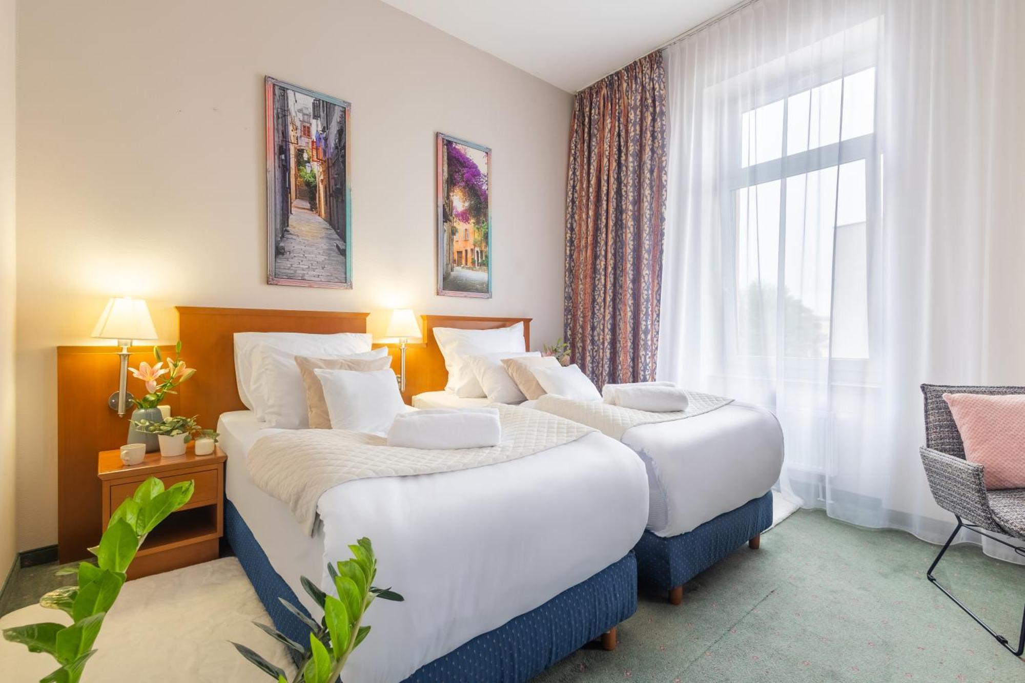 Hotel Sofia By The Railway Station Wroclaw Ngoại thất bức ảnh