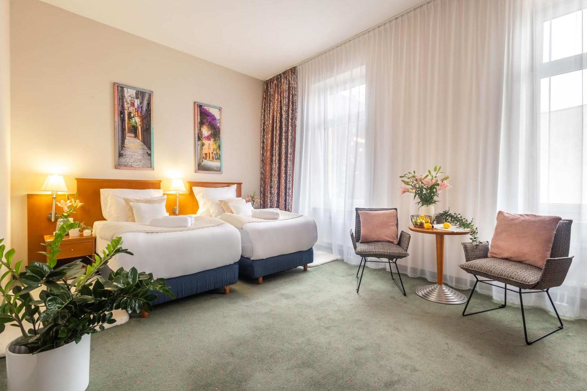 Hotel Sofia By The Railway Station Wroclaw Ngoại thất bức ảnh